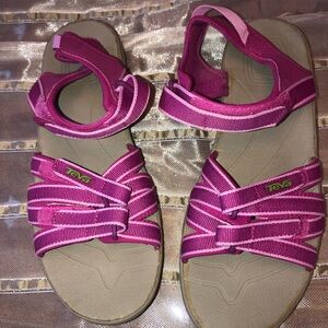 Teva Women's  Size 6 Pink Fuchsia Strappy Sporty Sandals EUC